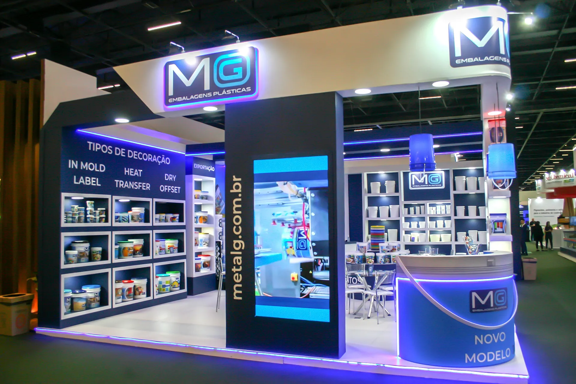 Stand da MG Embalagens Plásticas, com iluminação em LED azul, painel de tipos de decoração e nichos de potes expostos.