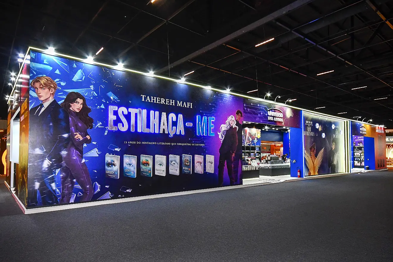 Stand da Universo dos Livros realizado para a Bienal do Livro 2026